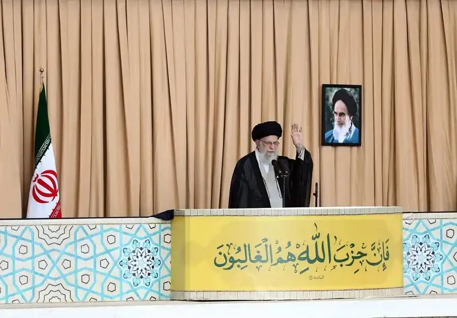 El líder supremo de Irán, Ali Jameneí, en el rezo colectivo celebrado ayer.