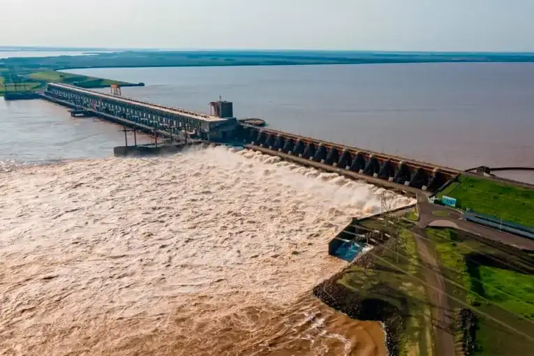 El río Paraná sigue en aumento y Yacyretá abrió las compuertas de su vertedero principal