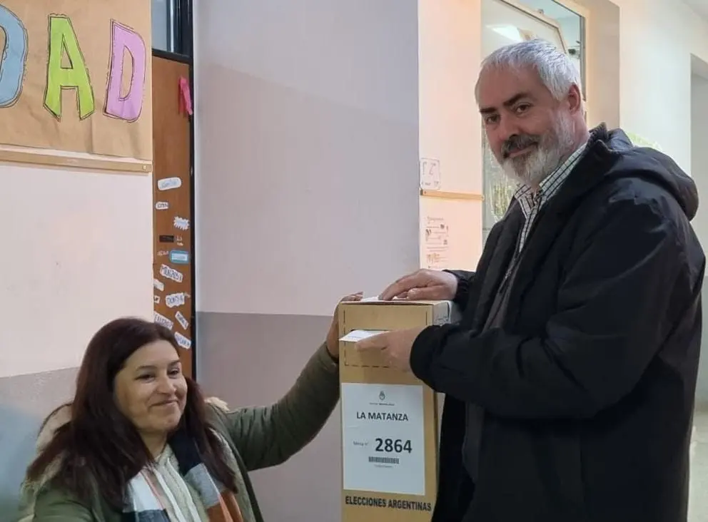 El precandidato de una de las listas del Frente de Izquierda votó en Virrey del Pino.