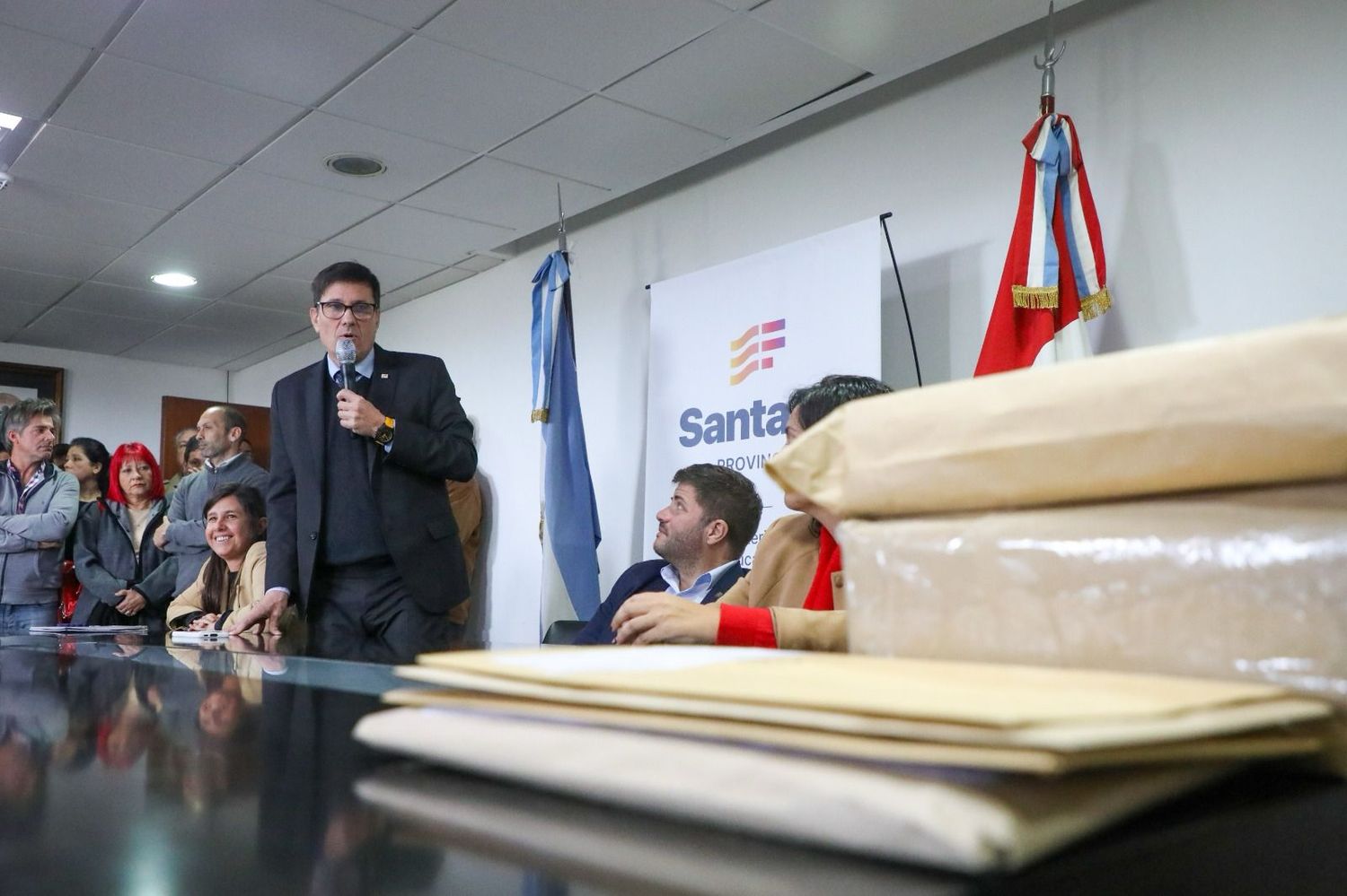 El ministro de Educación José Goity encabezó el acto de apertura de sobres.