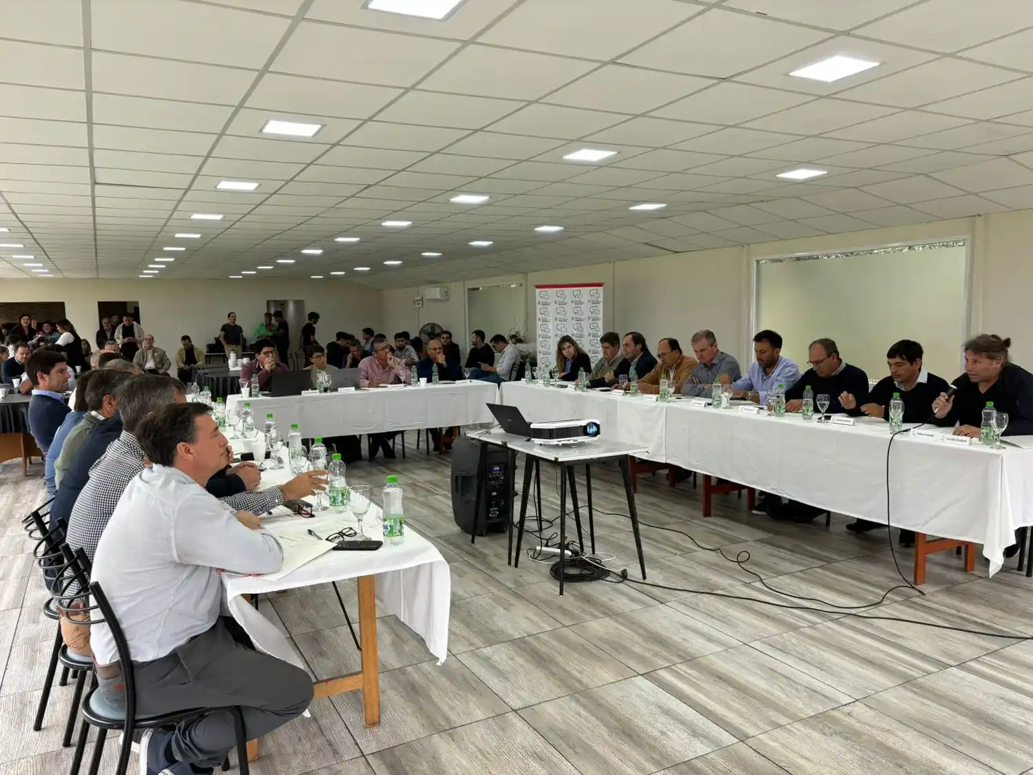 En medio del ajuste impulsado por Javier Milei, los intendentes salen a pedir ayuda a Kicillof.