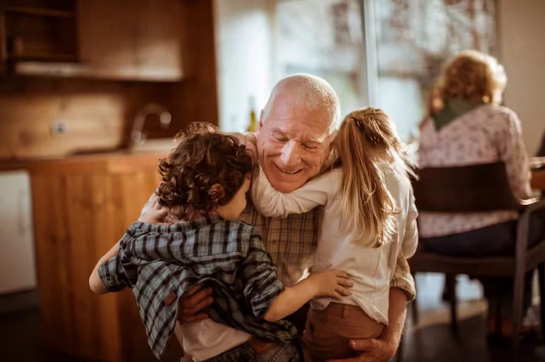 Los abuelos a veces cuidan a sus nietos.