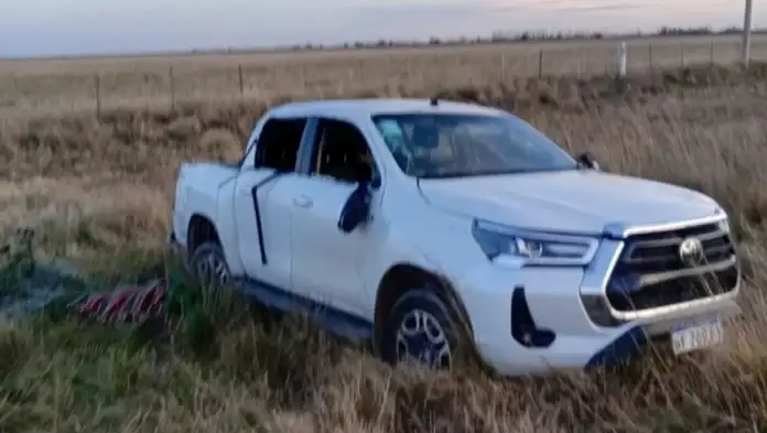 Fuentes afirmaron que la camioneta embistió en la parte trasera al vehículo, lo que motivó el posterior vuelco