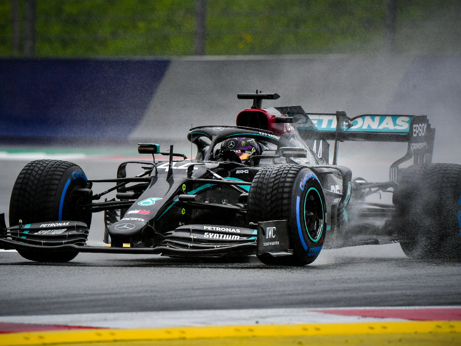 Hamilton “voló” en Barcelona