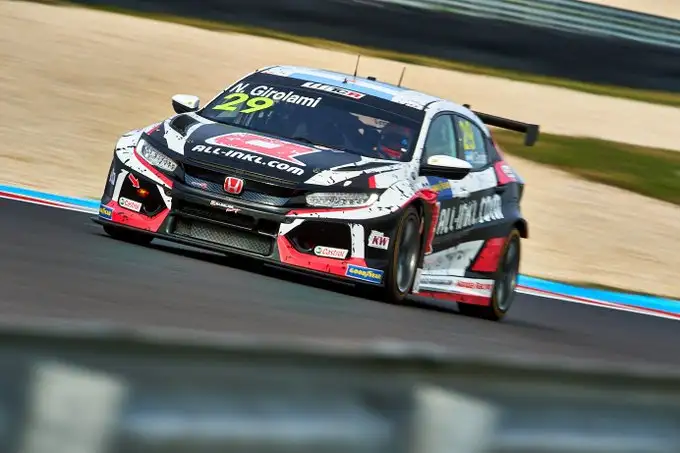 Girolami larga primero en una de las carreras