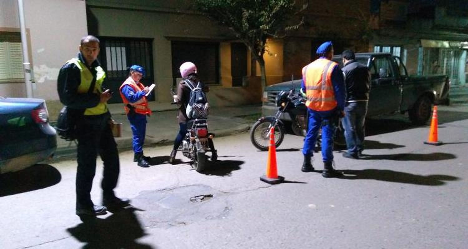 Se resistió a entregar su moto sin papeles en un control y lo aprehendieron