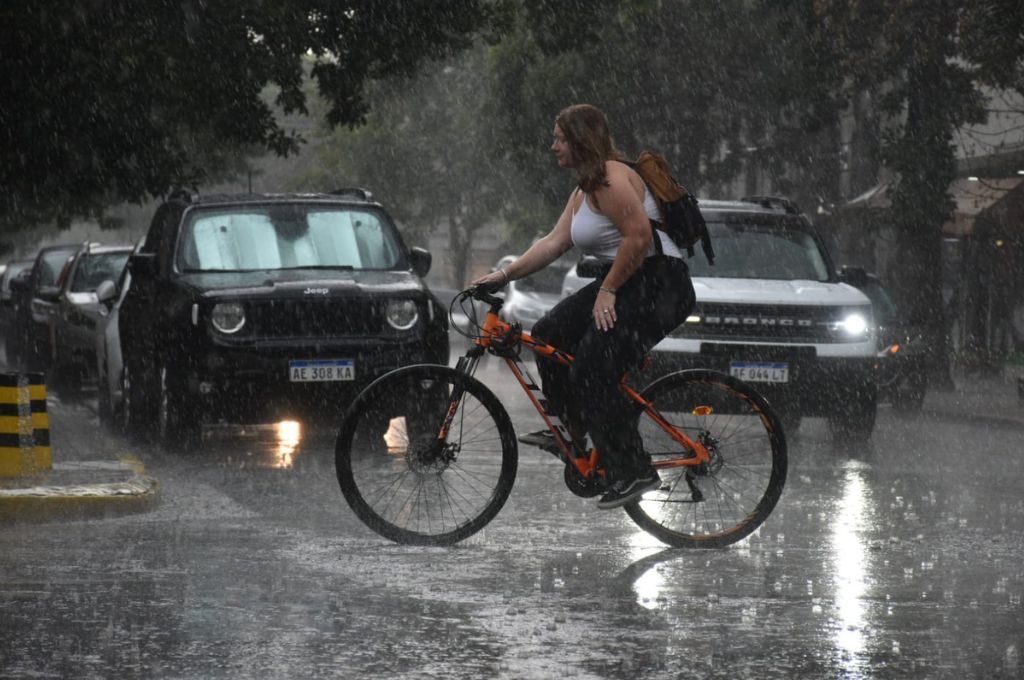 Llegó la lluvia a la ciudad de Santa Fe para traer un poco de alivio al calor