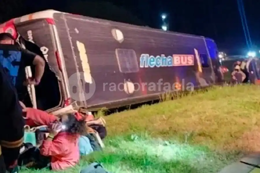 Volcó un colectivo lleno de adolescentes en la Ruta 14: hay nueve heridos graves