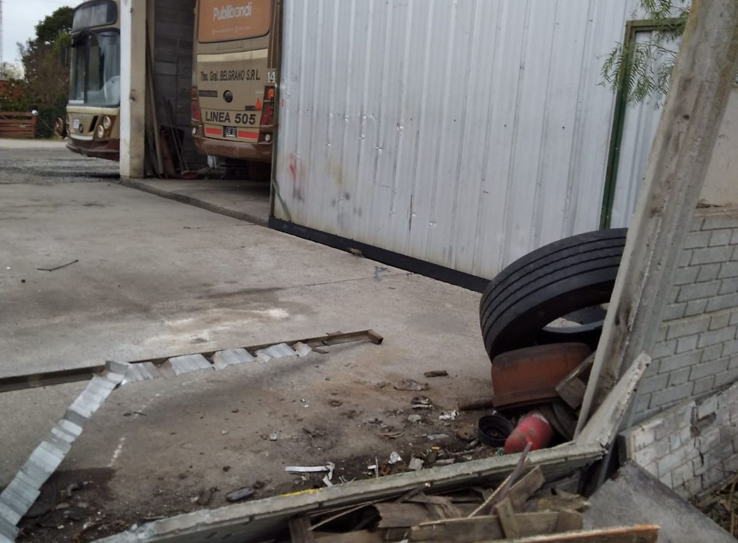Un vecino denunció que un colectivo de la Línea 505 le rompió la pared