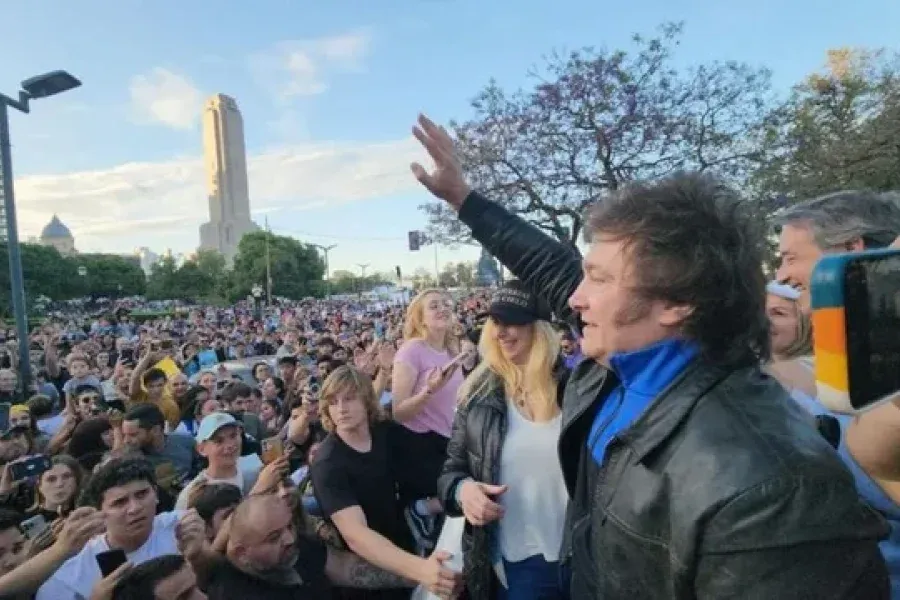 Milei encabeza un acto en Rosario para homenajear a Belgrano y luego viaja a España