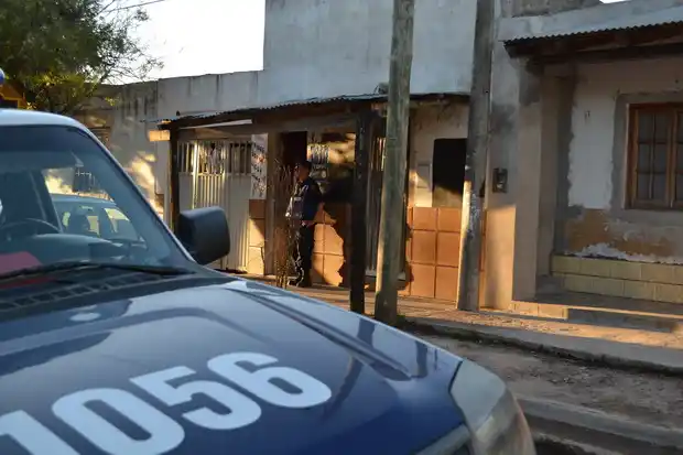 Por conflictos vecinales allanaron una vivienda y secuestraron tres armas 