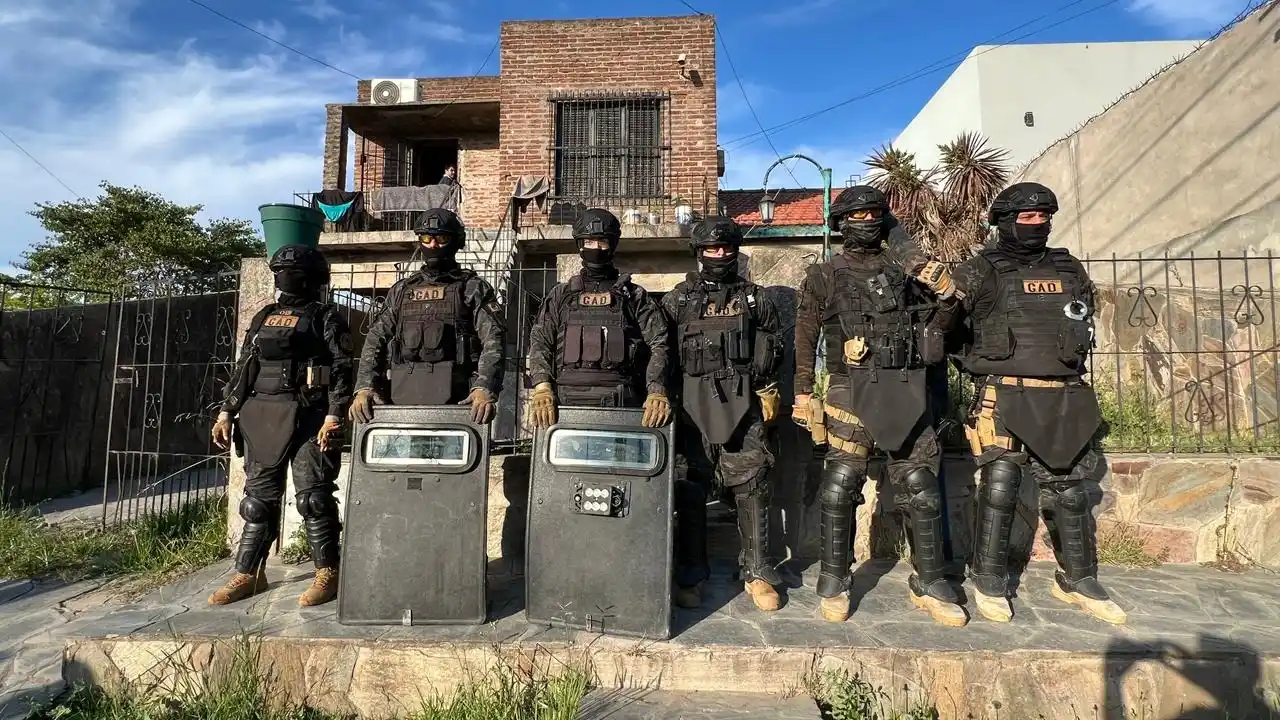 Impresionante. Despliegue policial para atrapar a la mujer que habitaba la casa de calle 521 al 3300, de Quequén