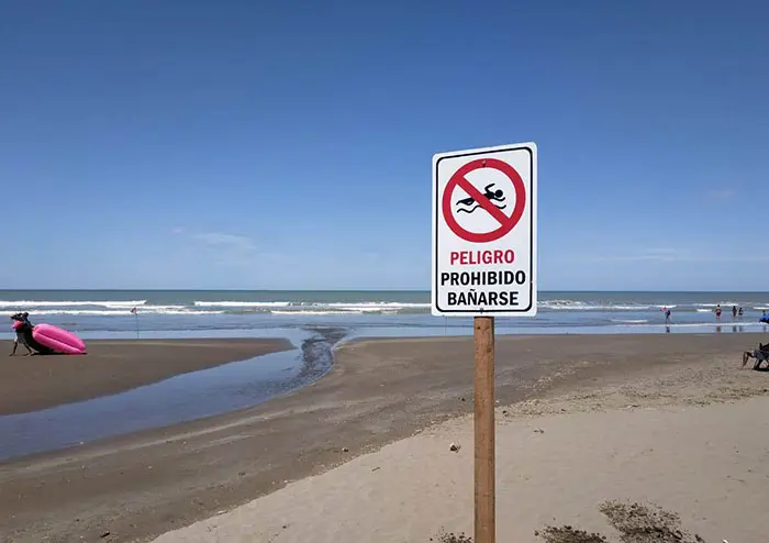 La Municipalidad prohíbe bañarse en la zona del caño