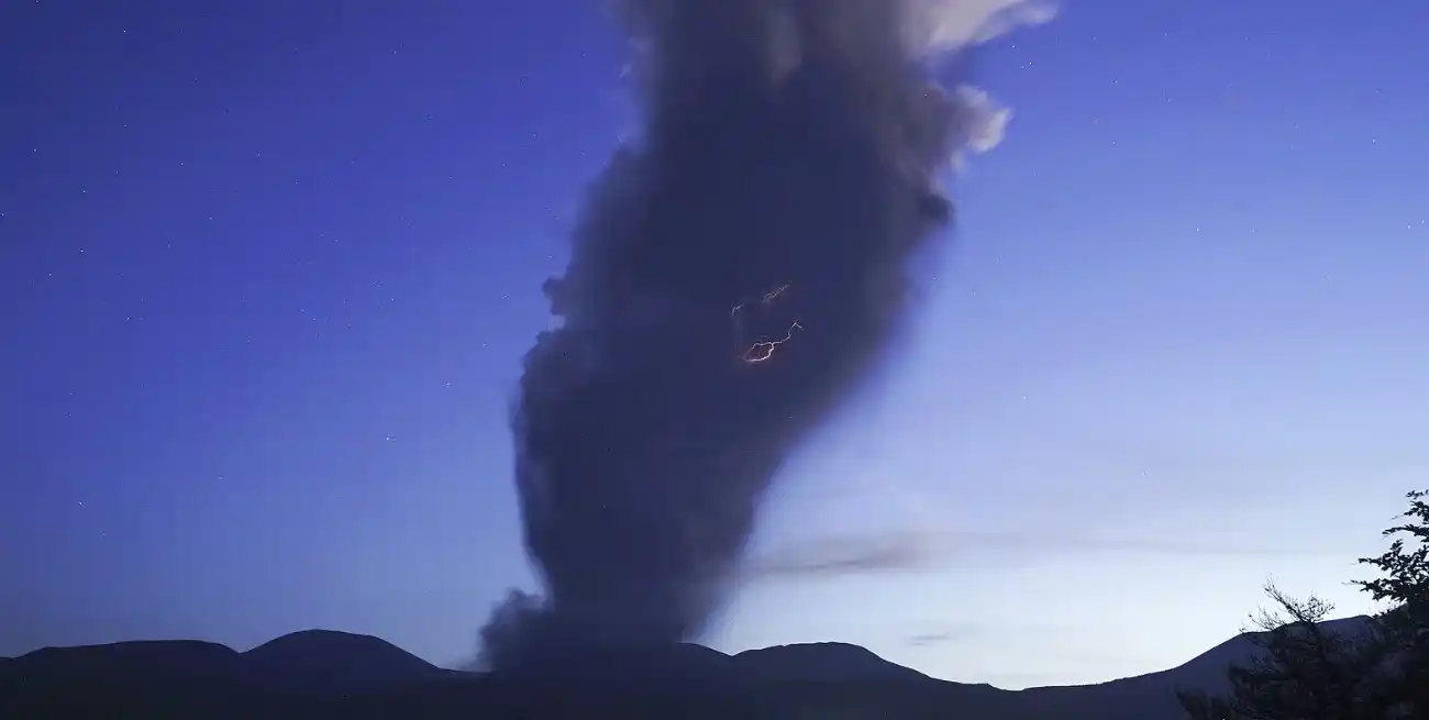 Japón bajo alerta por la erupción del volcán Shinmoe.