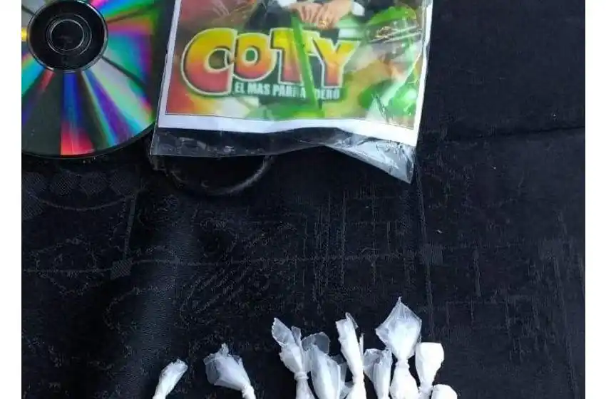 Detuvieron a tres personas vendiendo droga en plena calle