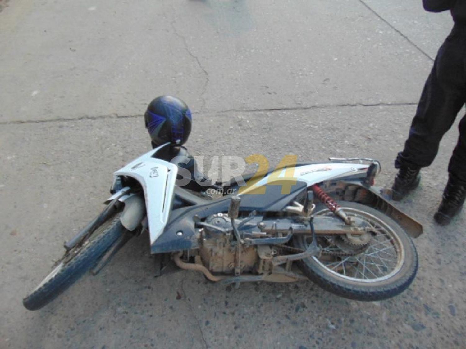 Accidente entre auto y moto, con menores involucrados en ambos vehículos