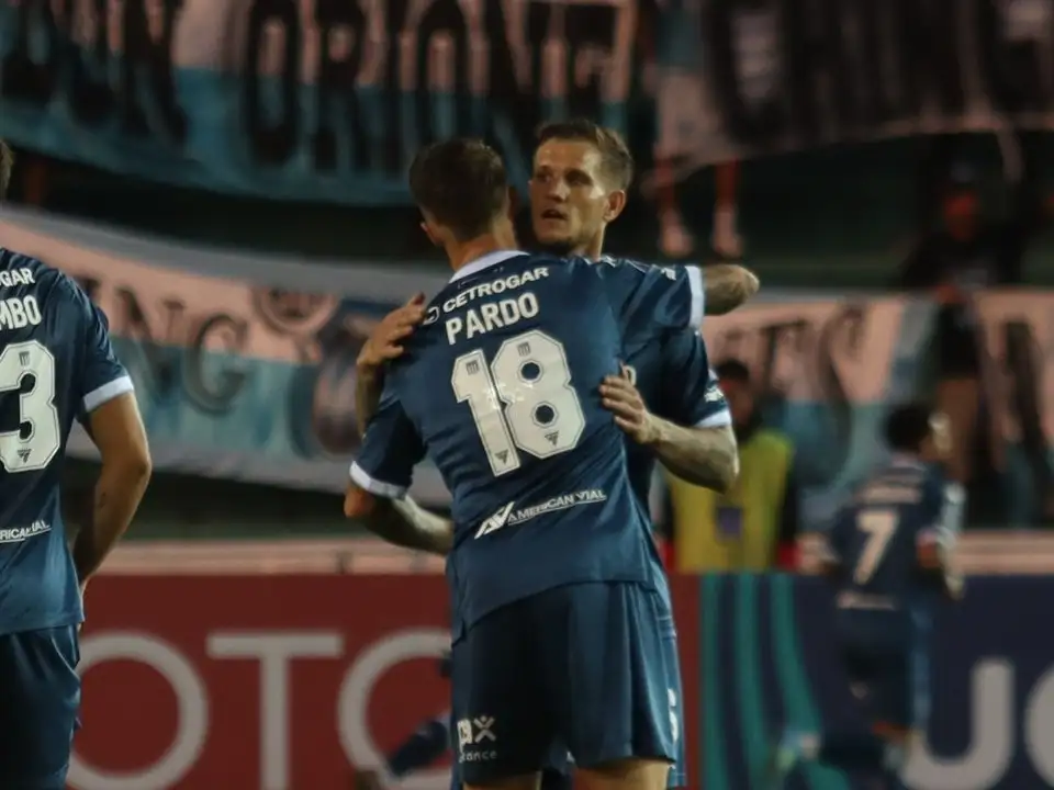Racing arrancó con el pie derecho en Bolivia y dejó atrás el golpe del clásico