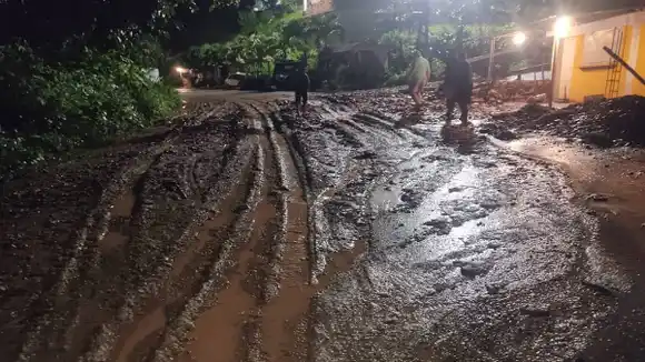 ¡ALTOS MIRANDINOS A PUNTO DE COLAPSO POR LAS LLUVIAS! 6 viviendas afectadas y vías obstruidas tras aguaceros de este #2Oct
