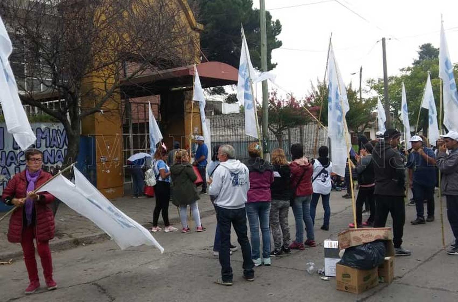 Organizaciones vuelven a pedir útiles y guardapolvos con una protesta