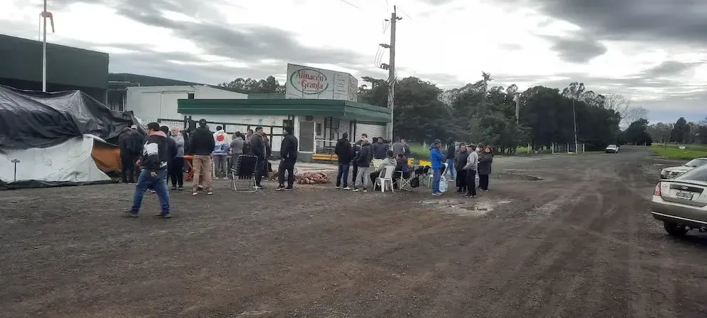 Granja Tres Arroyos: más de 700 despidos golpean a Capitán Sarmiento y generan una fuerte crisis social