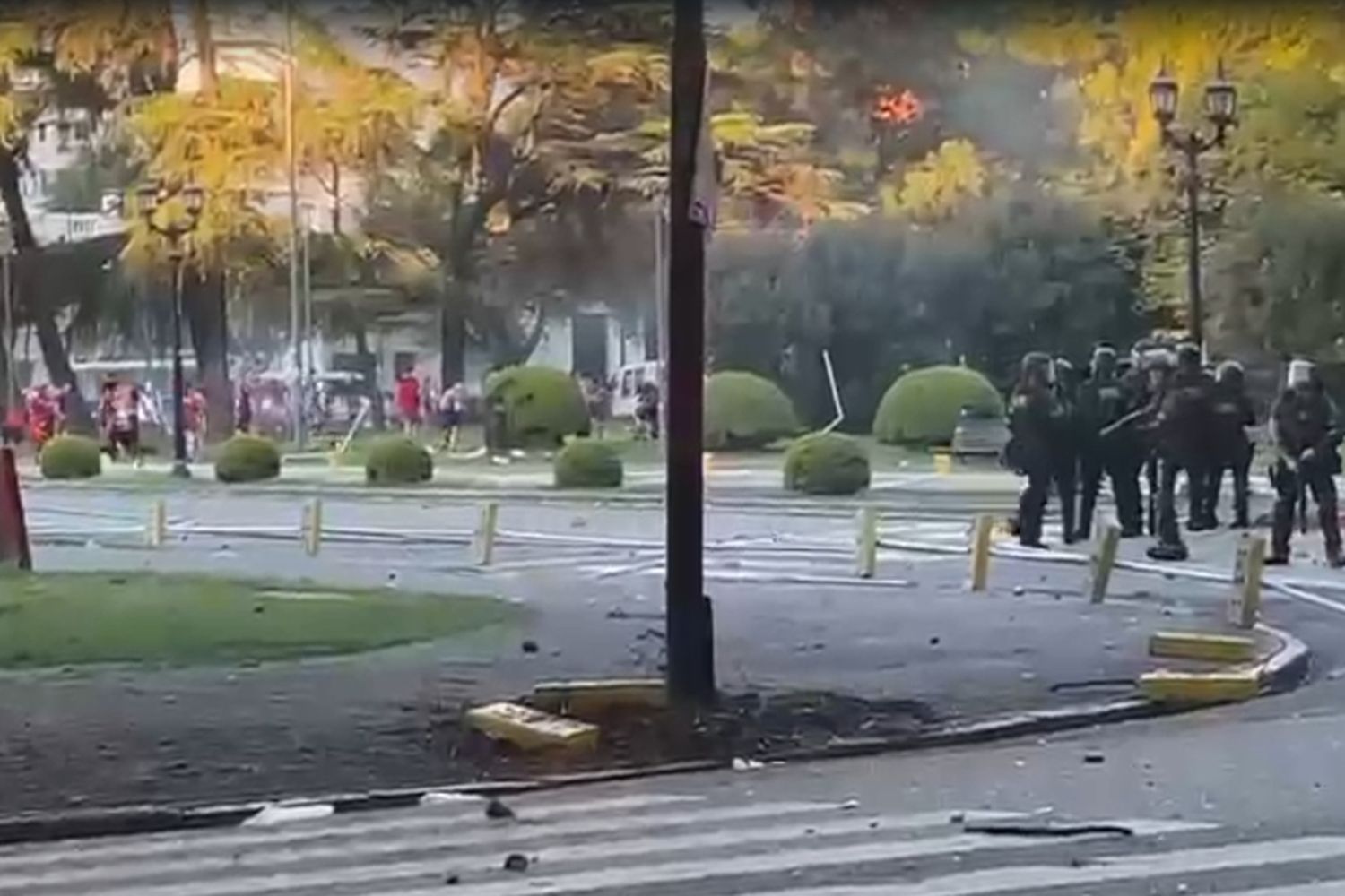 Incidentes entre simpatizantes leprosos y la policía a la salida del Coloso tras el clásico rosarino