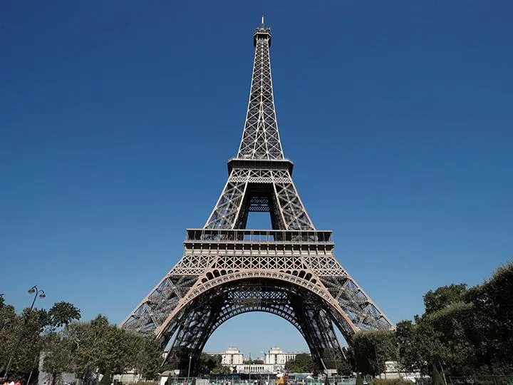 Evacúan y cierran la Torre Eiffel por la presencia de un hombre que escala el monumento