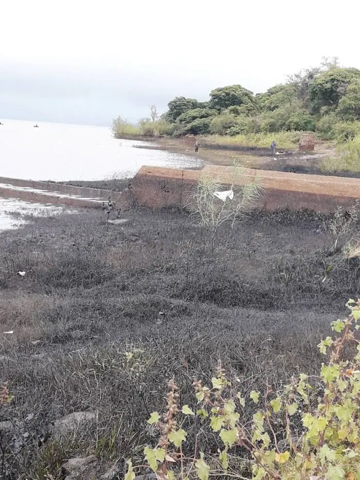 Una mancha viscosa de combustible o aceites, fue detectada a orillas del río Uruguay