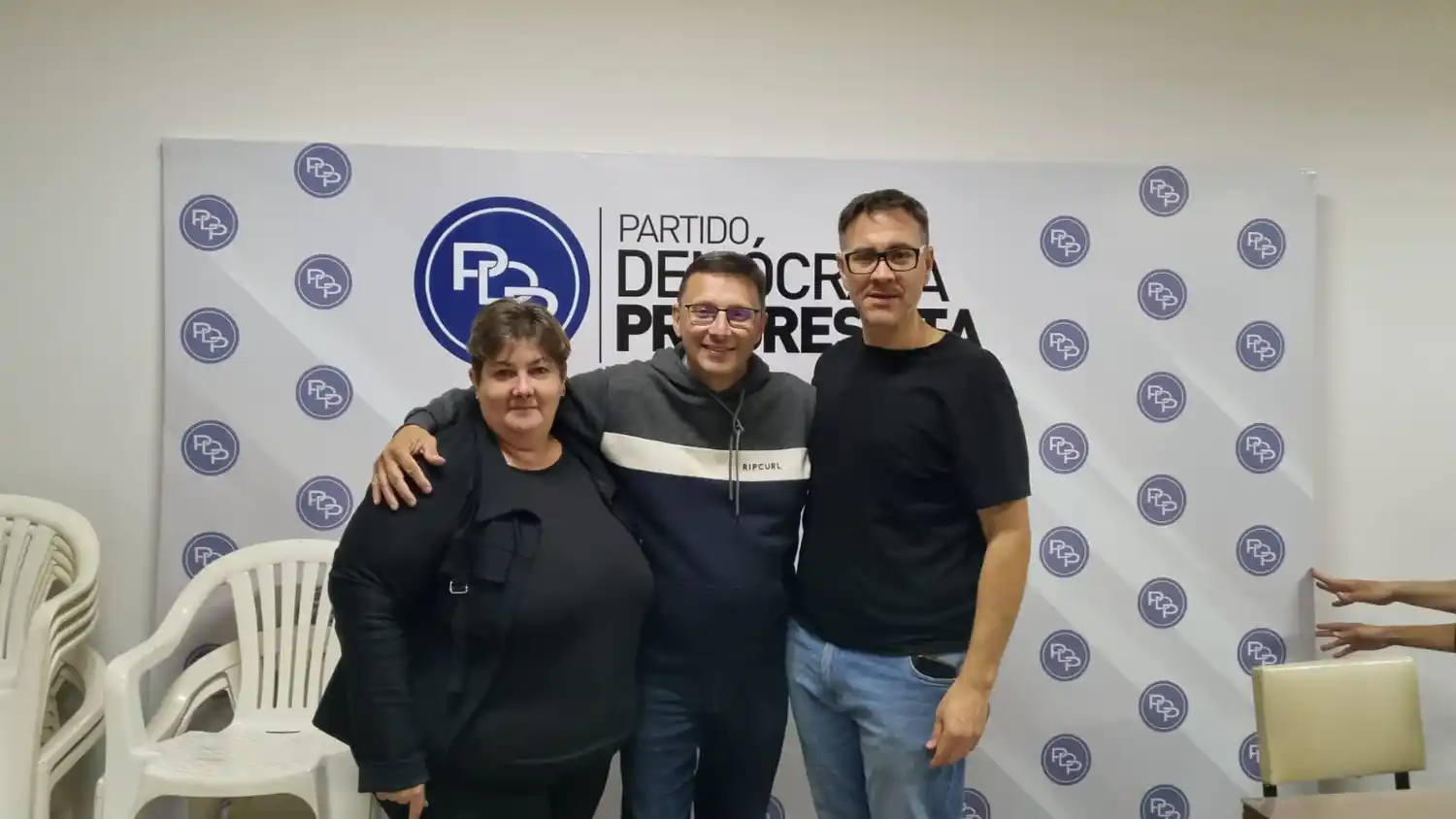 Lisandro Mársico en el centro, en la sede del PDP (Foto:Belén Casañas)
