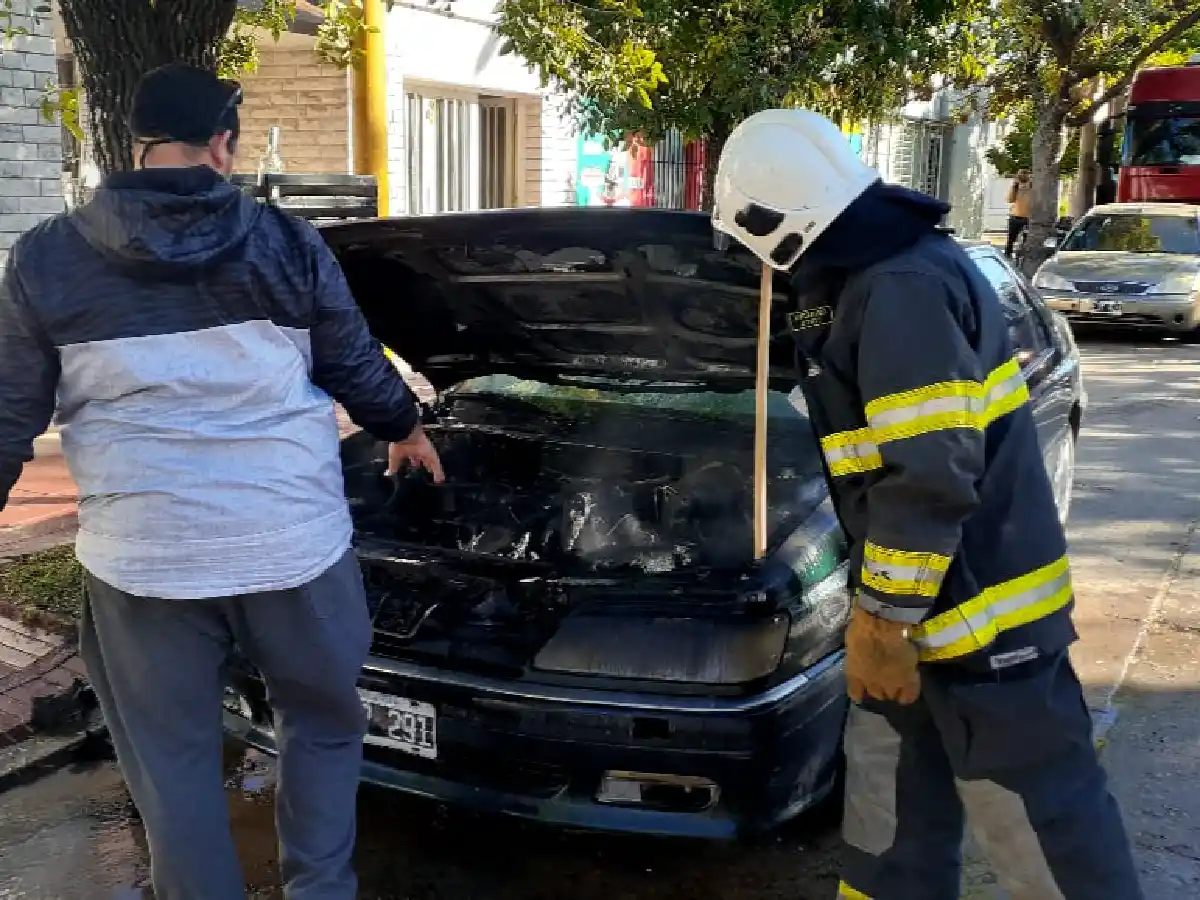 Con un camión municipal apagaron el incendio de un auto 