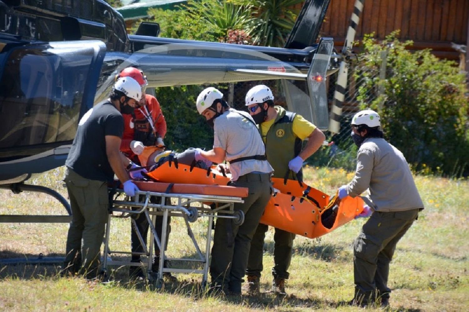 Dos gualeguaychuenses heridos de gravedad tras un derrumbe en el Volcán Lanín