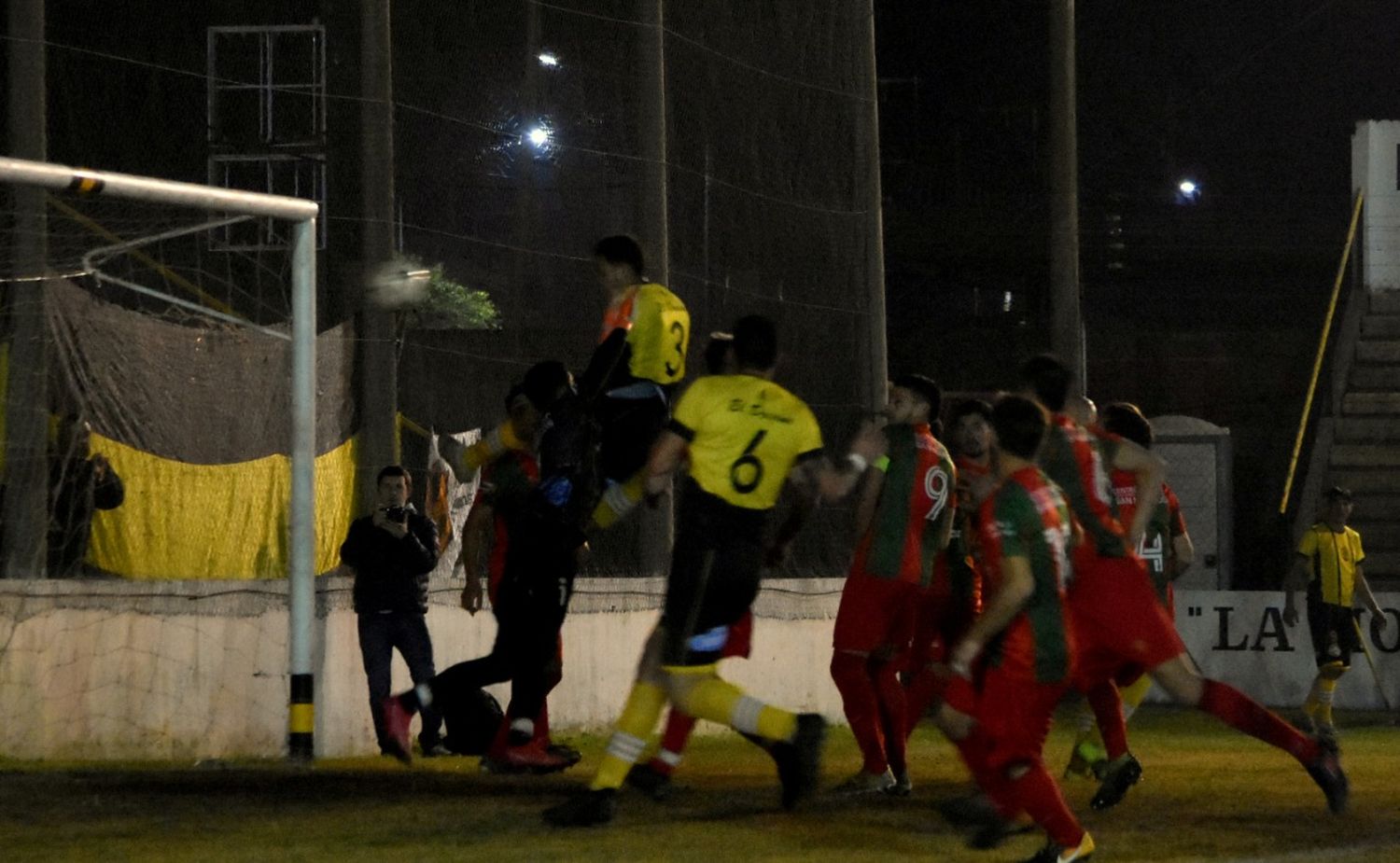 FOTO MEDINASEGURA-PH Mirko Montiel, en gran arremetida, pone el 2-0.