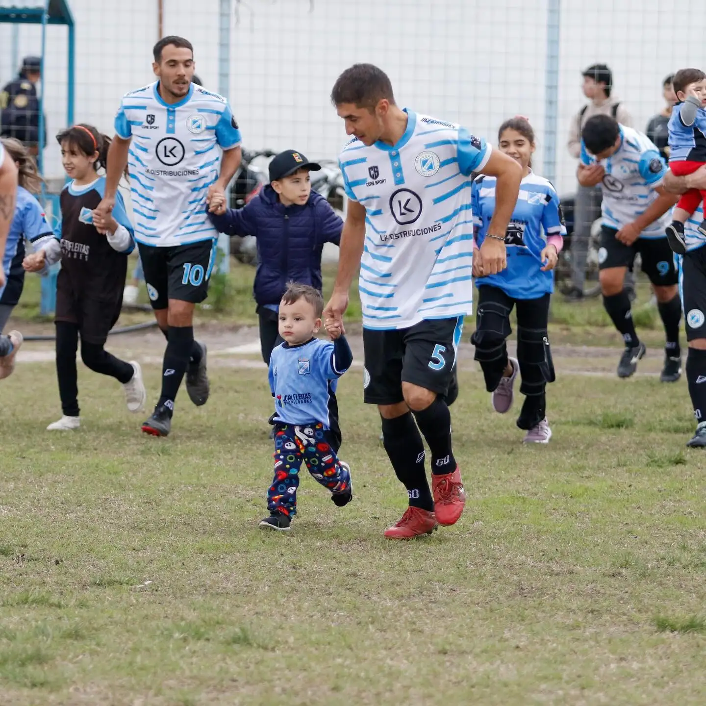 Defensores del Oeste saldrá a su cancha en busca del triunfo que le permita salir dela última posición (crédito: Facebook Pato Negro).