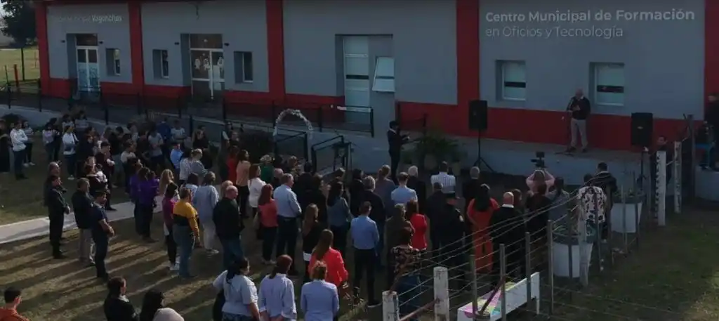 Inauguración del Centro Municipal de Formación en Oficios y Tecnología en Crespo