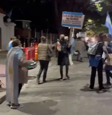 Tibio cacerolazo en la quinta de Olivos: Fue convocado en protesta del pago de Fernández por la fiesta de Yáñez