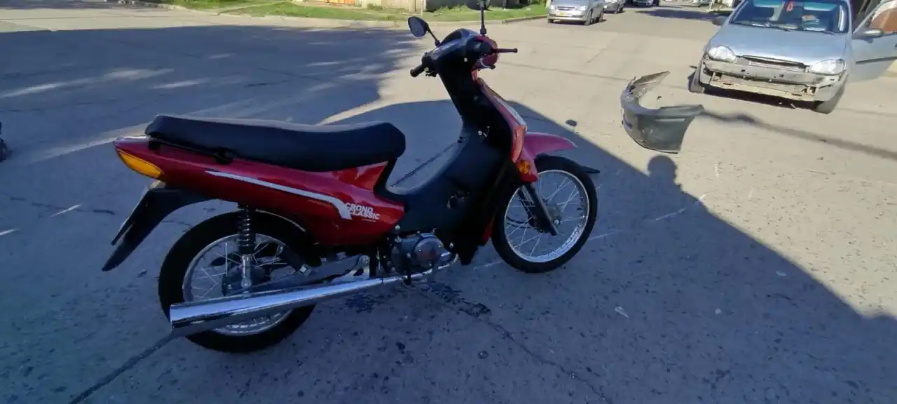 Colisión entre moto y auto en Deán Funes y Lisandro de la Torre