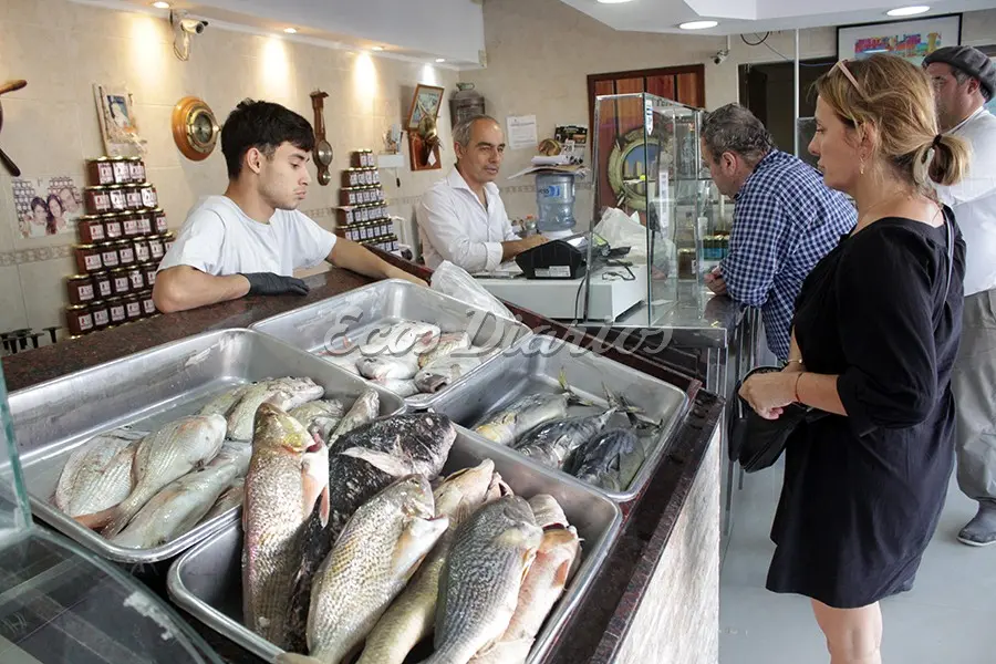 Amplia clientela. Recibe cada día la pescadería “Santa Cecilia”