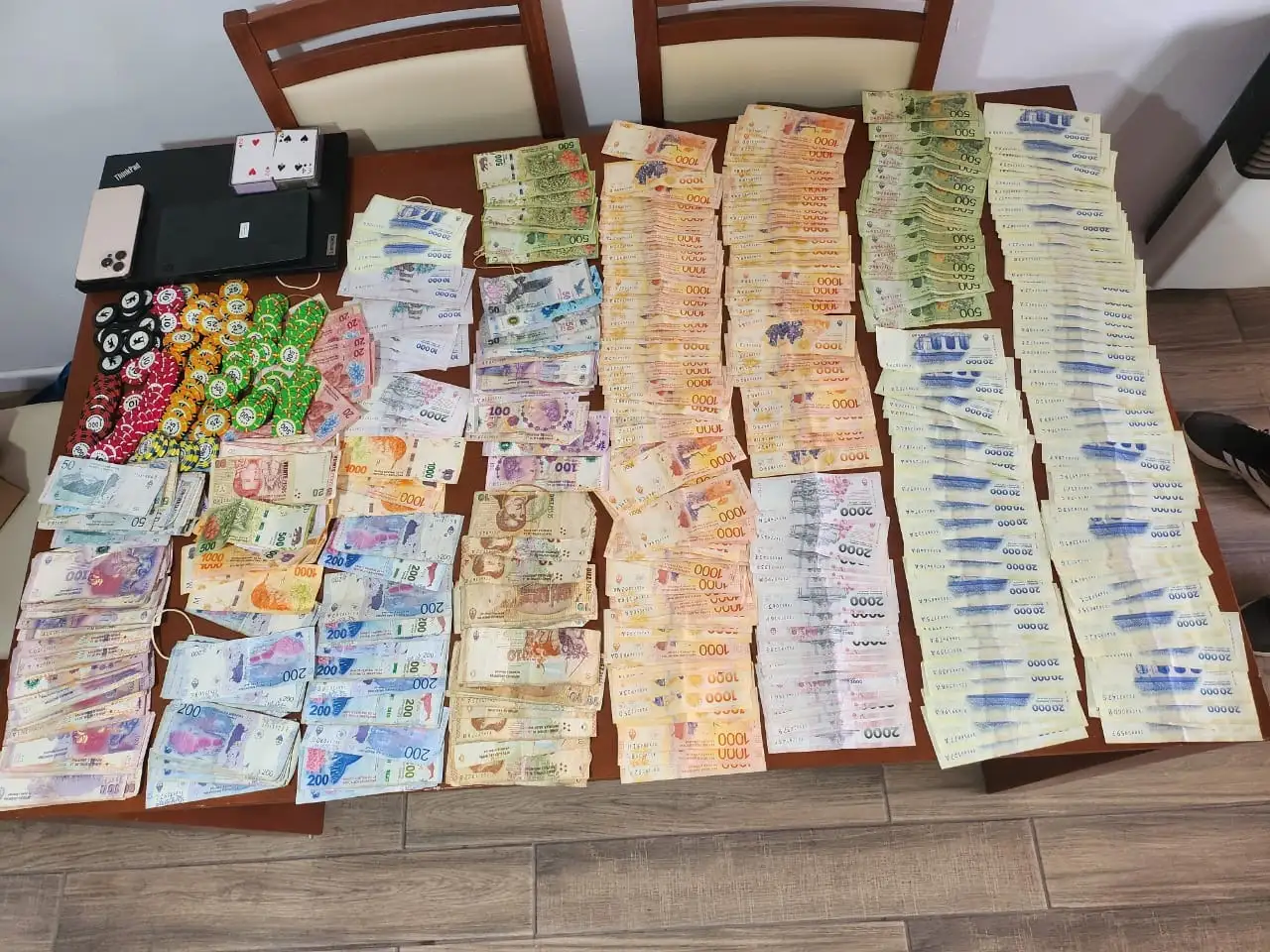 Dinero en efectivo y otros elementos incautados en el allanamiento.
