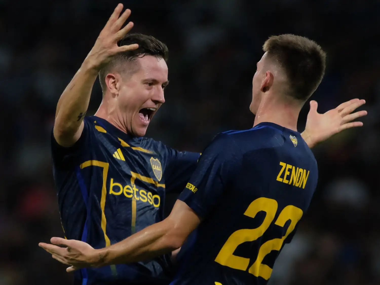 Ander Herrera y Zenón festejan el segundo gol xeneize.