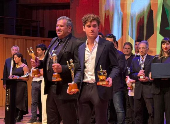 "Dibu" Martínez compartió el Olimpia de Oro 2024 con Colapinto