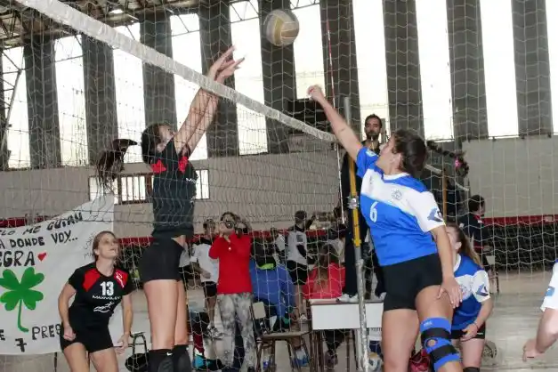 Fin de semana a puro voley femenino en el Polideportivo