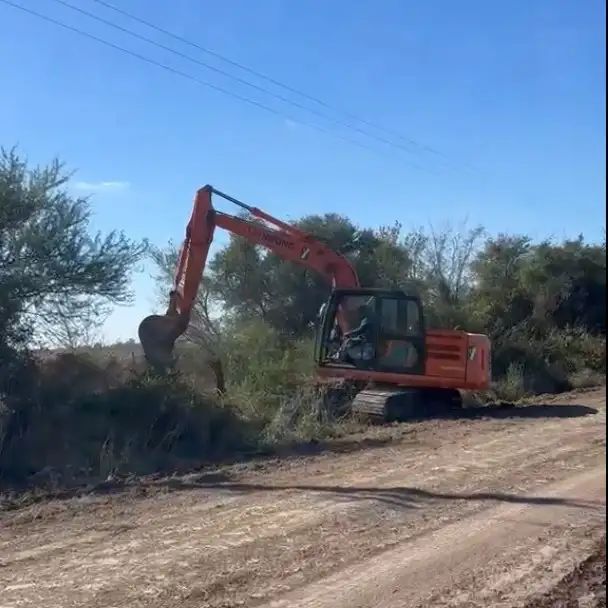 Octavo Distrito realiza tareas de limpieza y mejorado en un camino rural