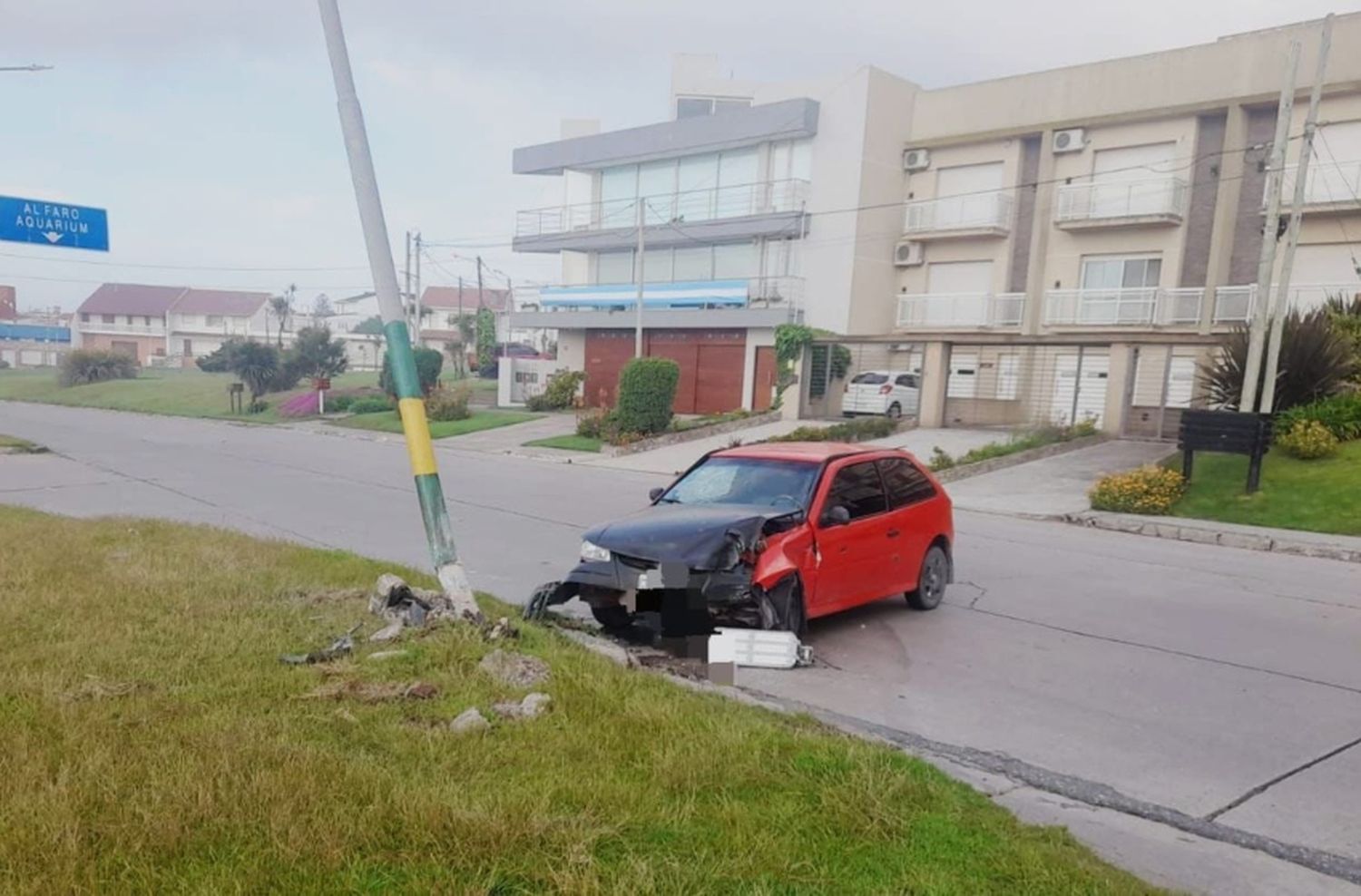 Se durmió y se incrustó contra un poste