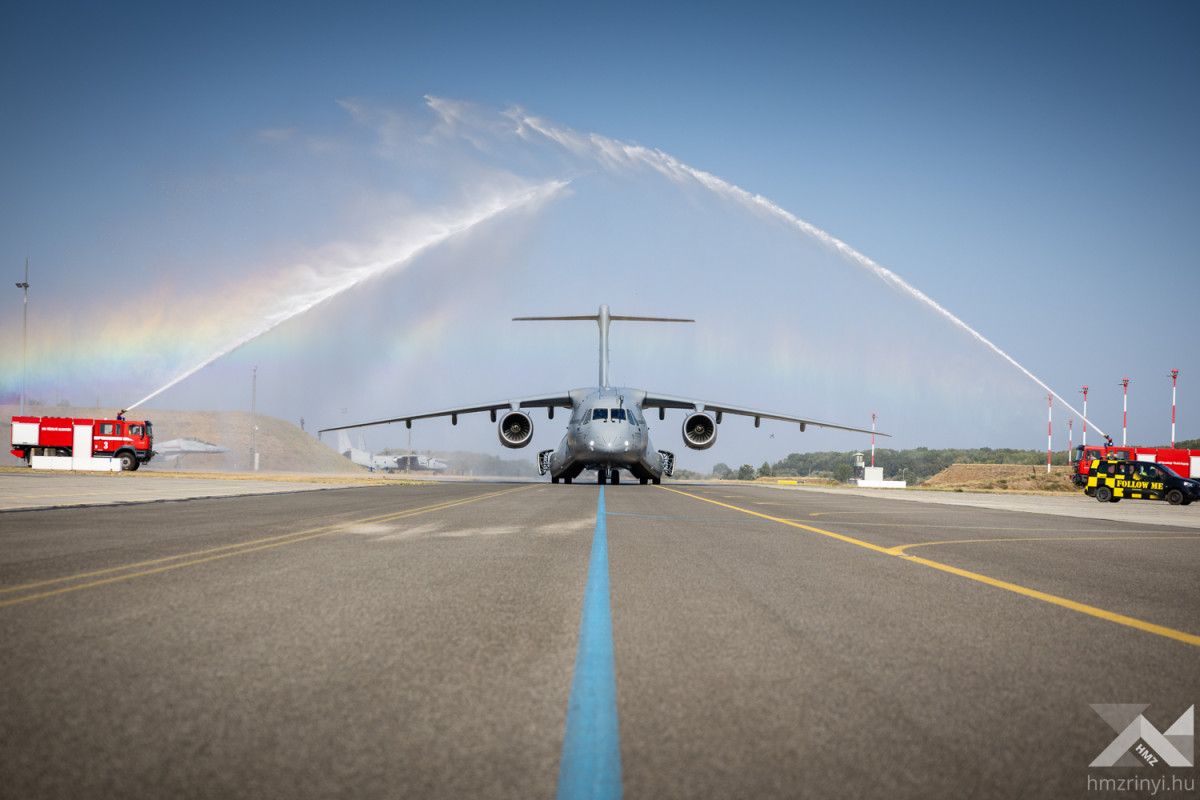 Embraer C-390 Millennium: Hungría recibe su primer avión de transporte militar multimisión