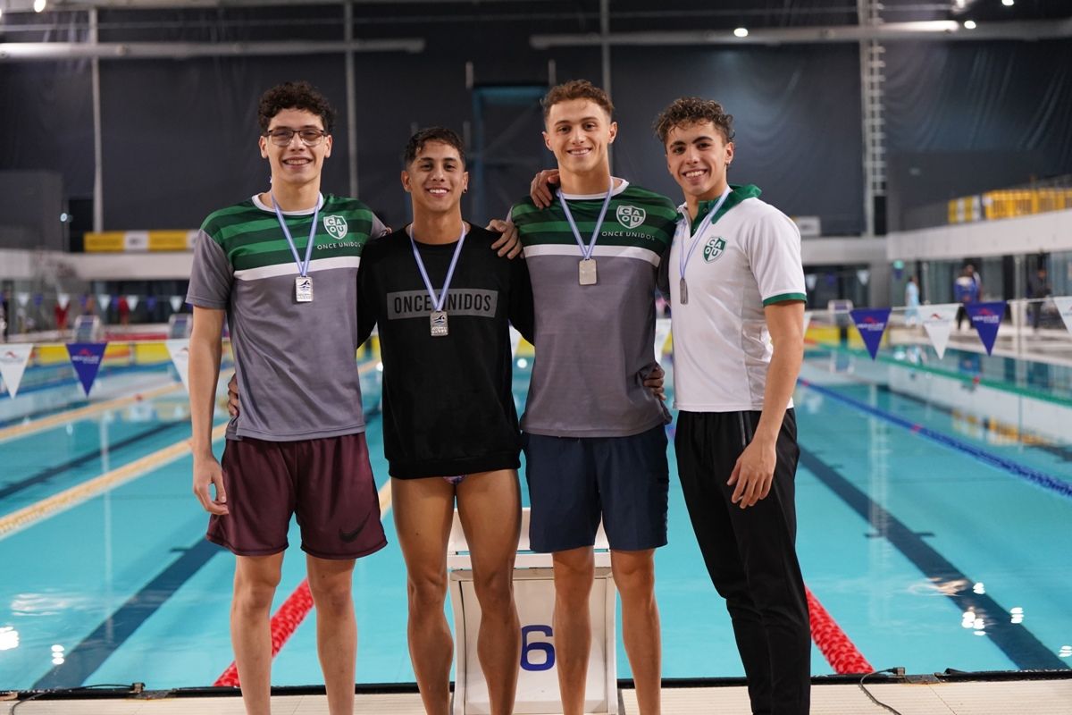 La posta 4x100 de Once Unidos con sus medallas de plata. (Foto: Alejandro Salgado)