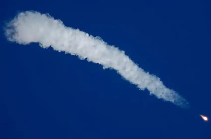 Una nave con dos astronautas regresó de emergencia a la Tierra