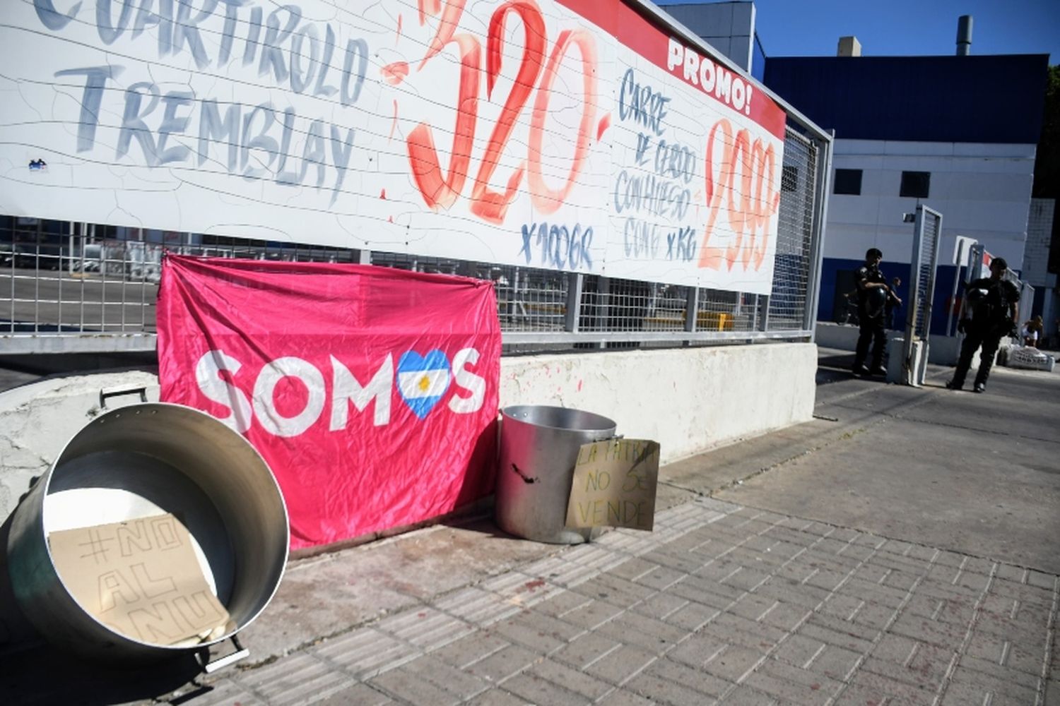 Organizaciones sociales reclamaron alimentos frente a supermercados