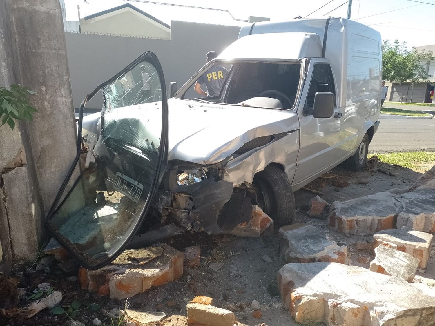 Un utilitario impactó contra una vivienda derribando parte de una pared