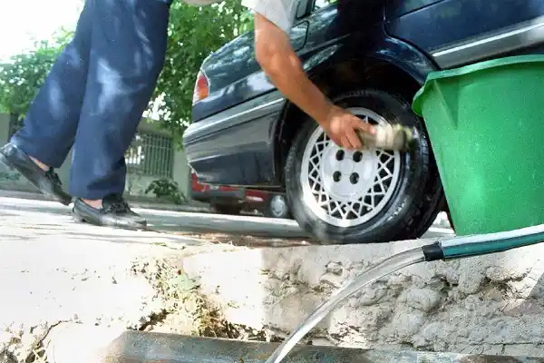 Podio de reclamos: derroche de agua, pastizales y ruidos molestos