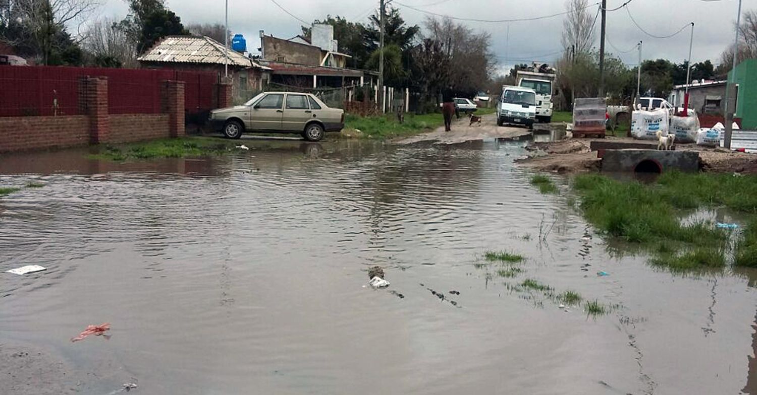 Barrio 2 de Abril: “Chapoteamos en el barro para llegar a la escuela”