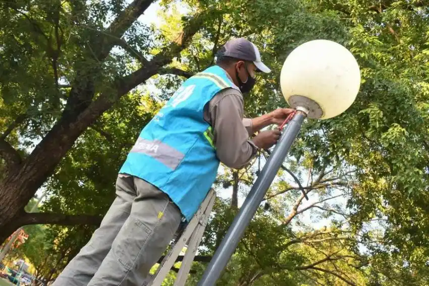 El plan de mantenimiento del alumbrado público en diversos barrios capitalinos